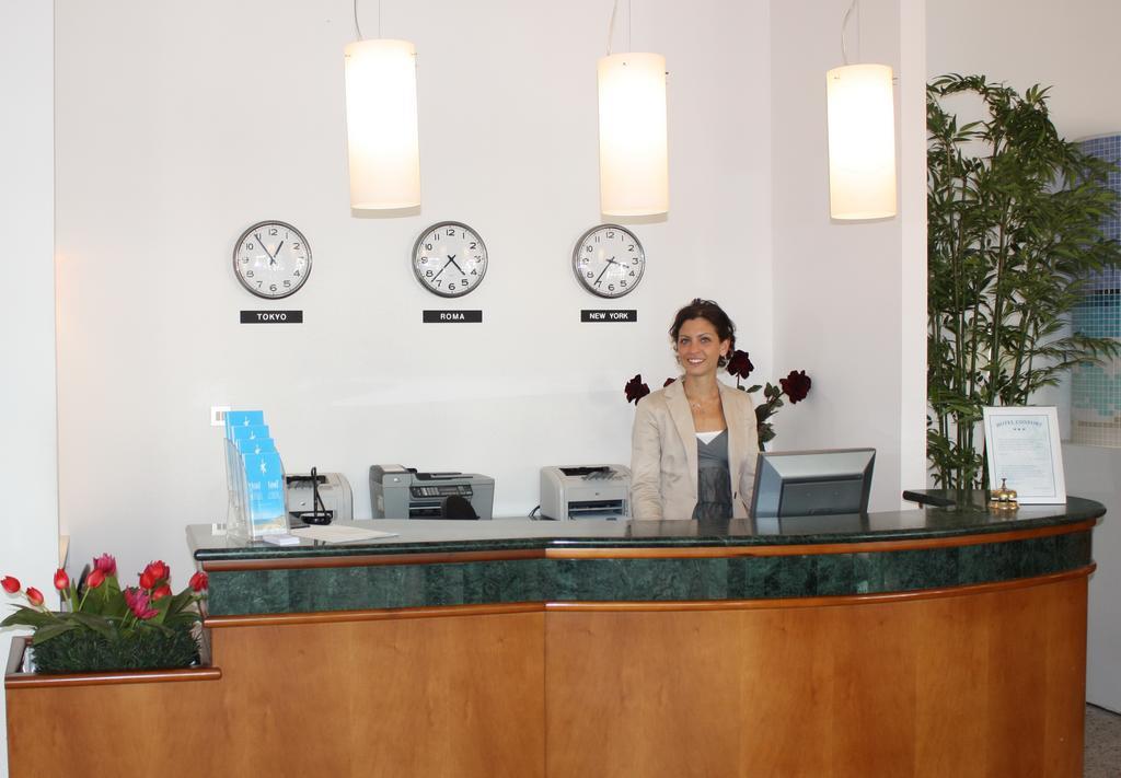 Hotel Confort Cattolica Esterno foto