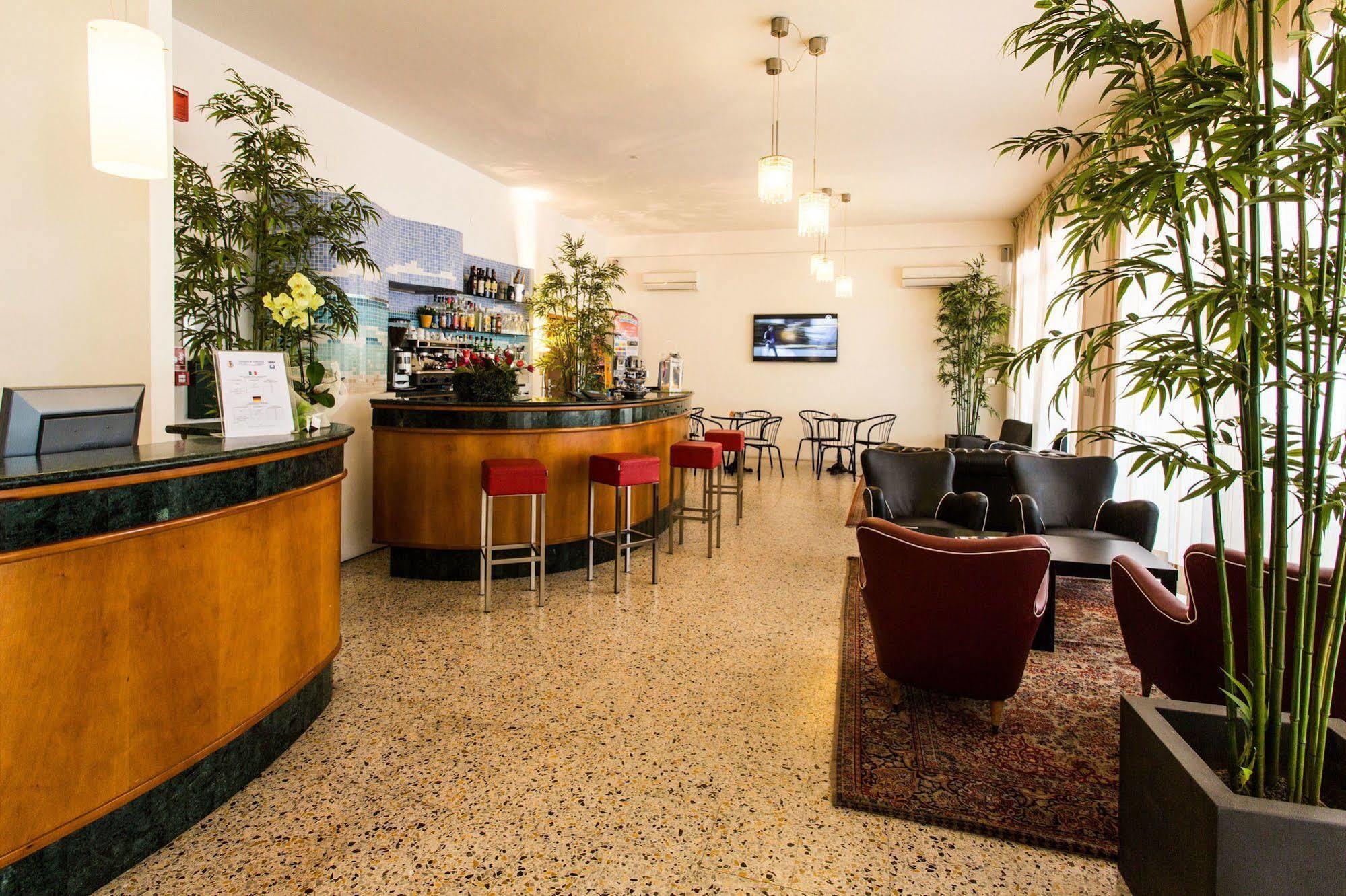 Hotel Confort Cattolica Esterno foto
