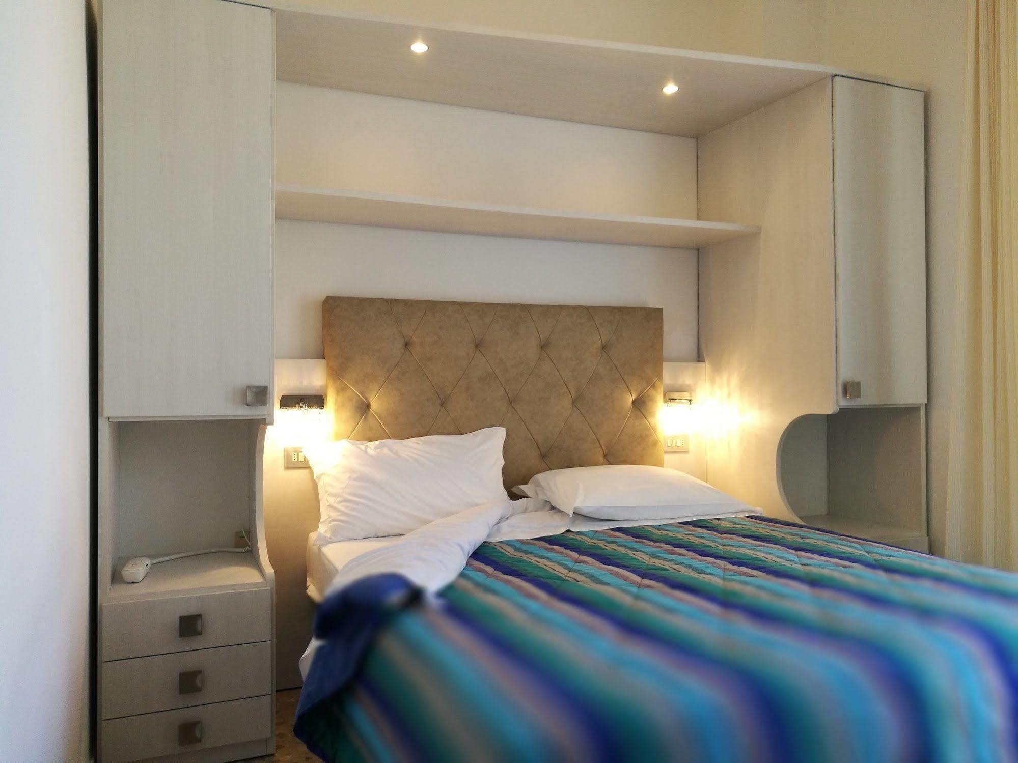 Hotel Confort Cattolica Esterno foto